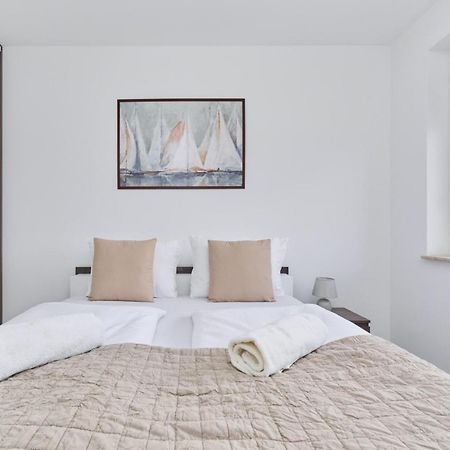 Spacious Apartment Suitable For Remote Work With Balcony & Parking By Noclegi Renters Breslau Exterior foto